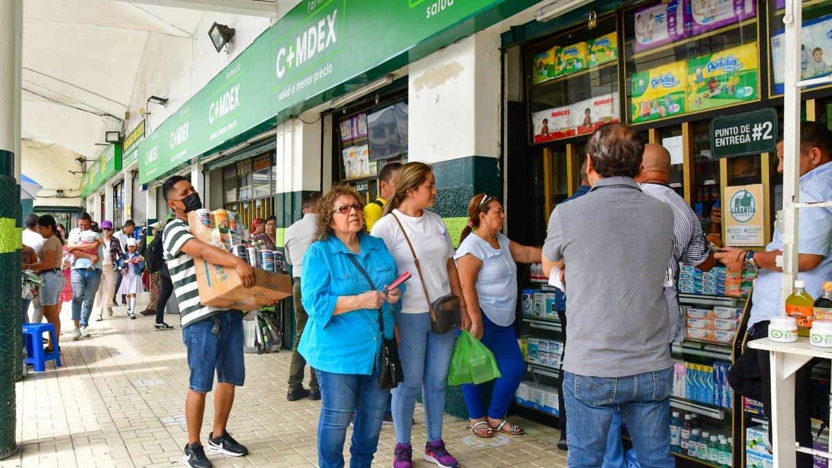 Personas comprando la medicina en las distribuidoras del centro de Guayaquil, donde les cobran acosto de mayorista aunque compren por unidad.