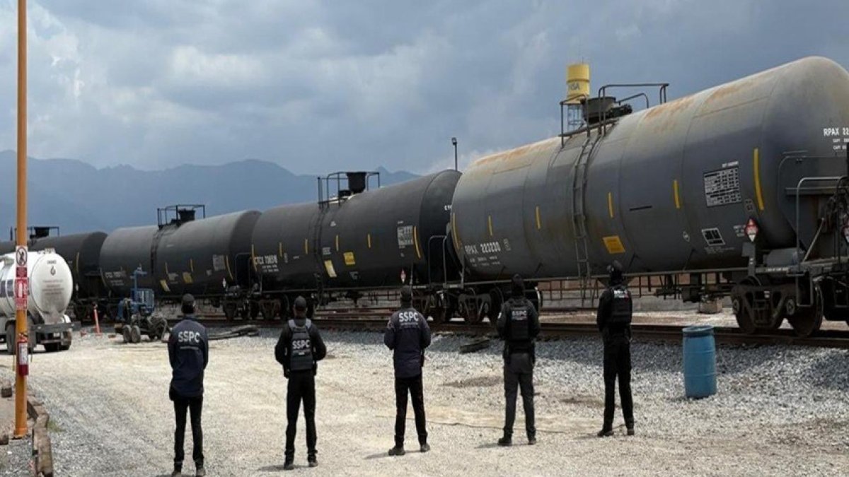 Elementos del Ejército Mexicano y la Guardia Nacional, resguardan los carrotanques asegurados en Coahuila..
