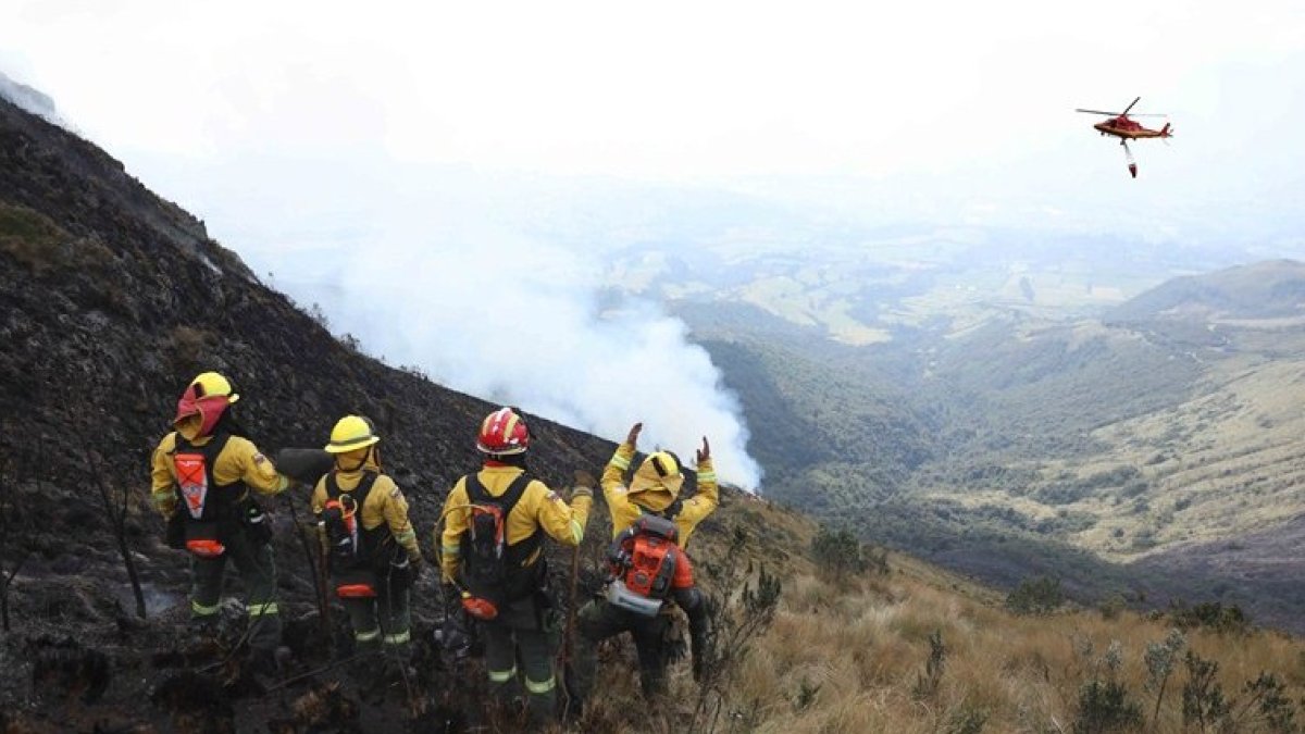 Por segundo año, un incendio forestal afecta al cerro Sincholagua en Quito.