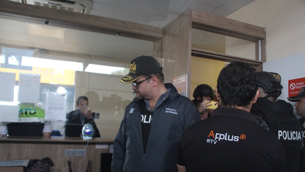 El ministro del Interior, John Reimberg, durante los allanamientos a la Agencia de Tránsito de Durán, este lunes 7 de julio.