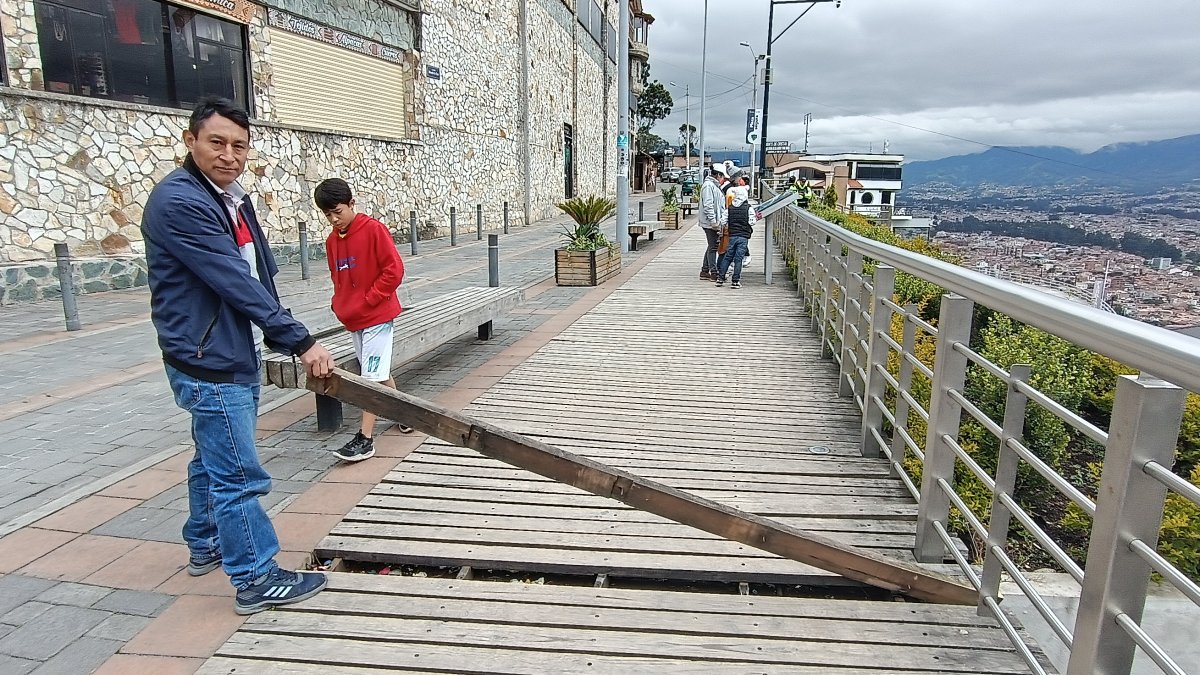 La mayoría de los tablones de la balaustrada del mirador de Turi están deteriorados y sueltos.