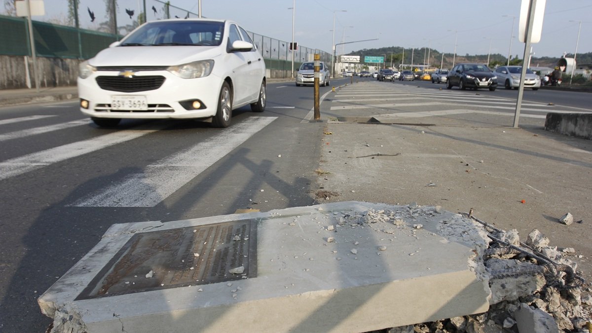 Fue desprendida la placa del puente que conecta la autopista Narcisa de Jesús, en el norte de Guayaquil, con la parroquia La Aurora, en Daule.