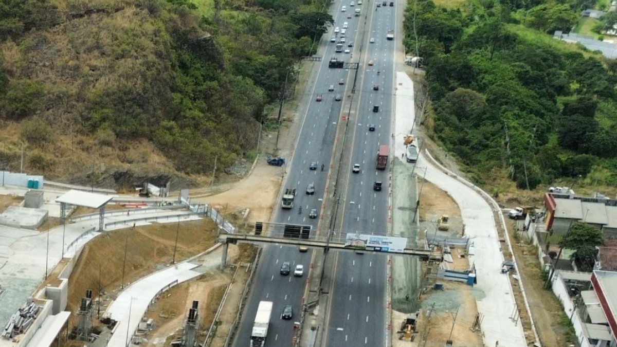 Se construye un paso elevado junto a la nueva Terminal Terrestre de vía a la costa