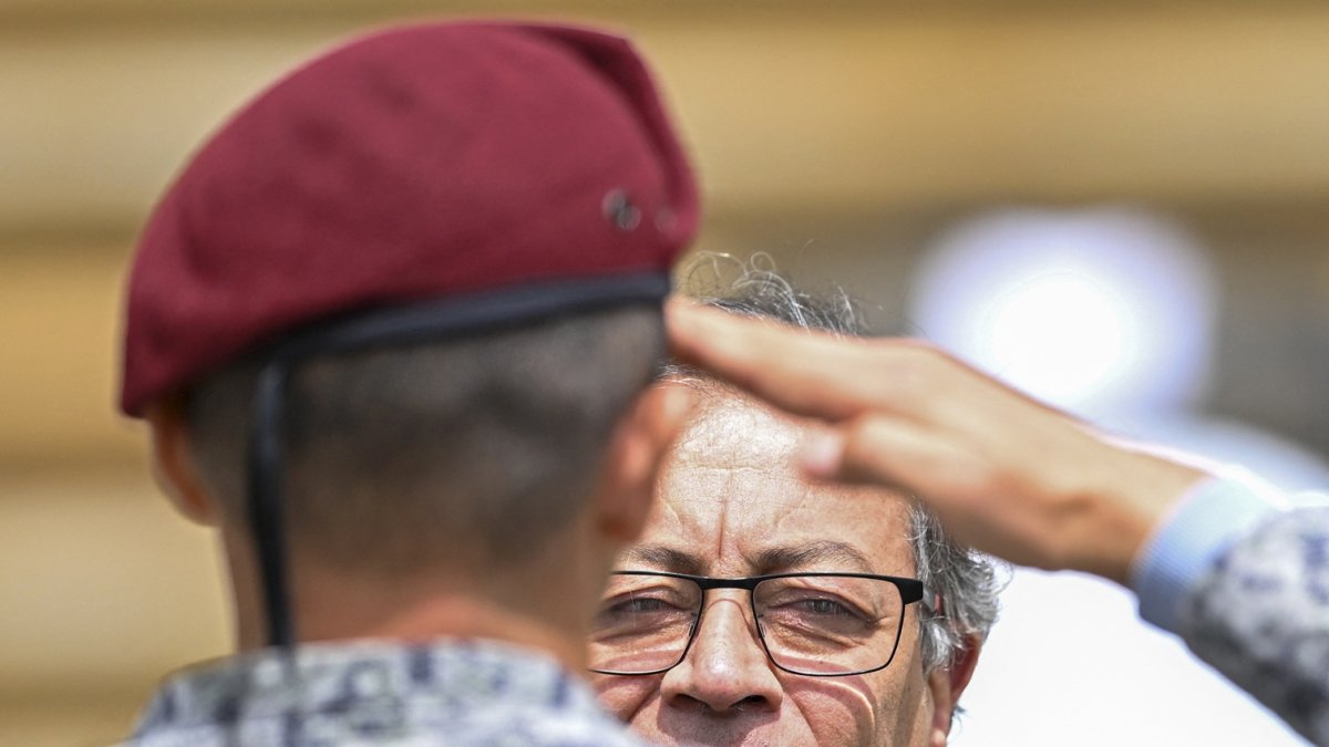 El presidente Gustavo Petro condecora a un soldado en el Palacio Presidencial de Nariño en Bogotá.