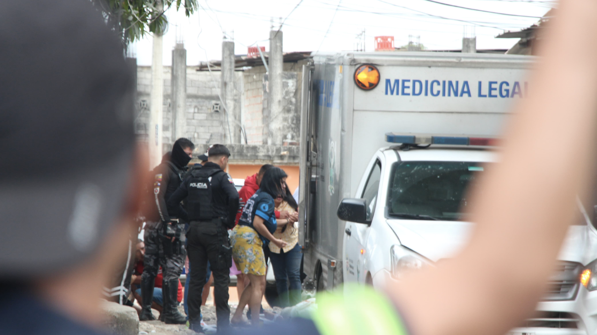 La Policía acordonó la zona donde Nancy Arévalo fue asesinada a tiros mientras caminaba con su hija.