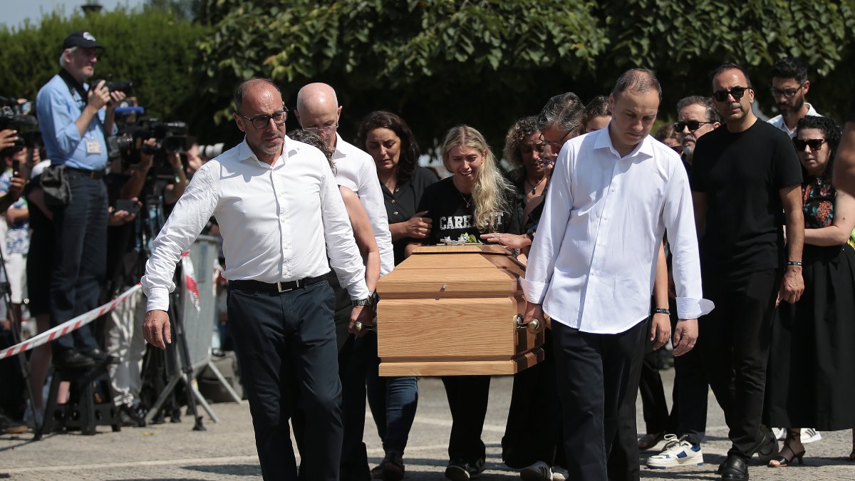 Amigos y familiares de Diogo Joto durante su funeral el sábado 5 de julio.