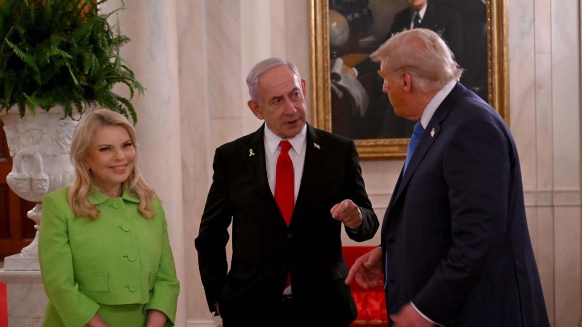 Donald Trump (d), se reúne con Benjamín Netanyahu (c), y su esposa Sara Netanyahu (i) este 8 de julio de 2025, en la Casa Blanca, Washington (EEUU).