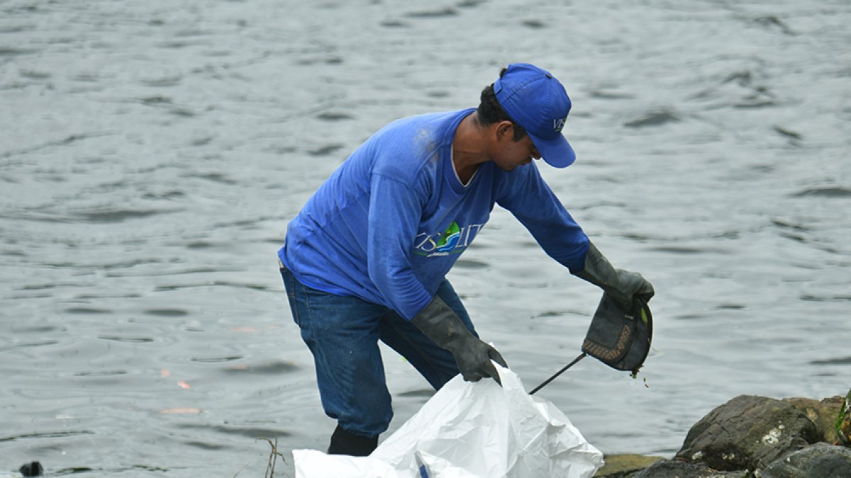 La empresa Visolit se encarga de limpiar el estero Salado en Guayaquil.