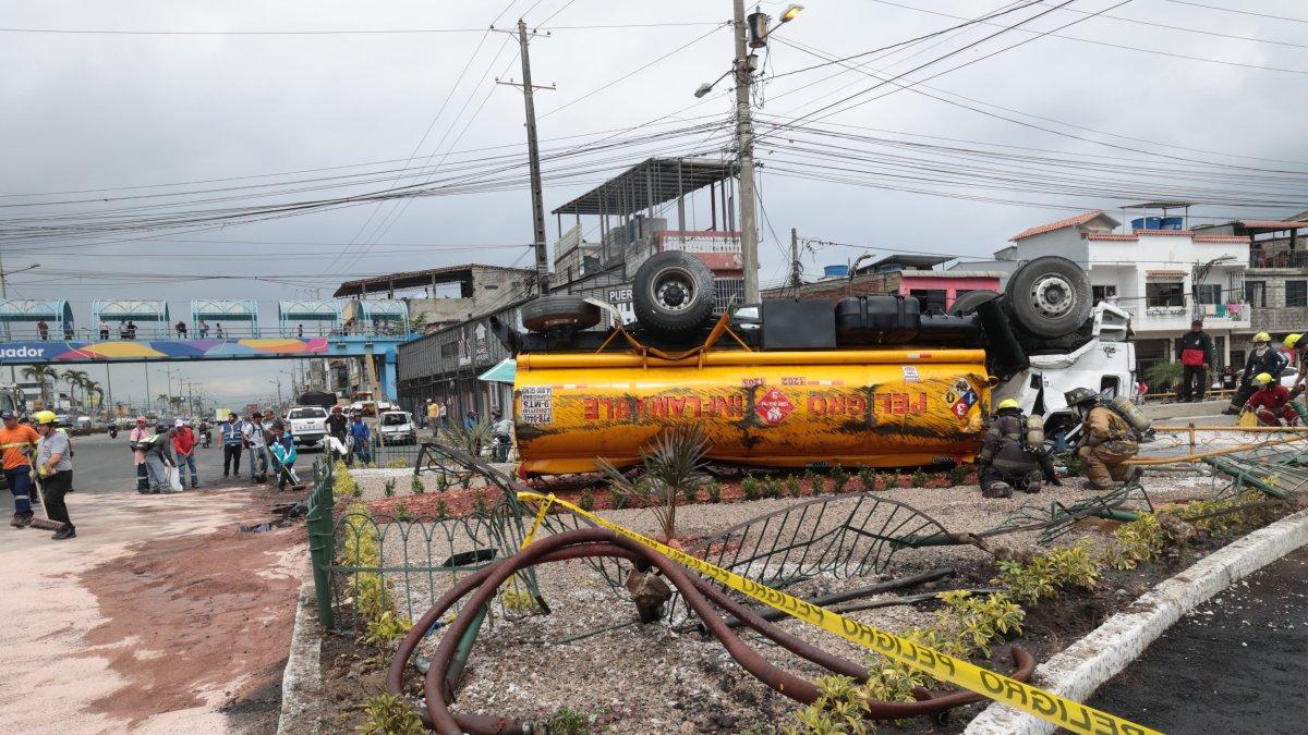 Un tanquero que transportaba combustible se volcó en la avenida Nicolás Lapentti, en Durán, a la bajada del Puente de la Unidad Nacional, este martes 8 de julio.