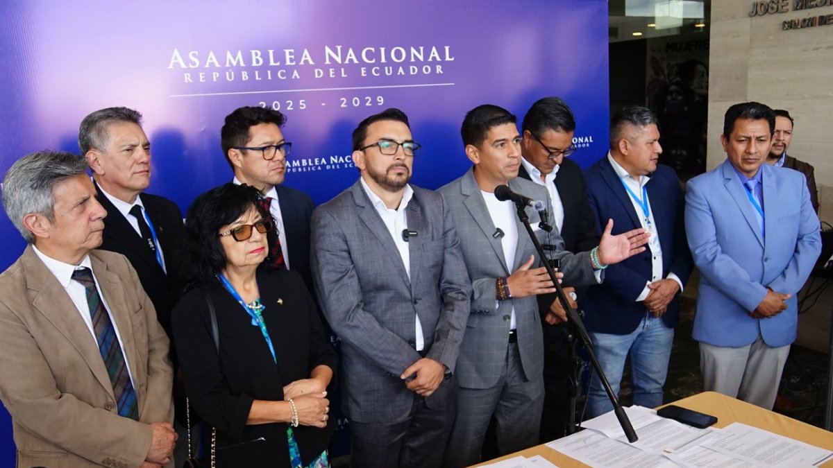 Jaime Estrada (centro), señaló que su comisión seguirá con la investigación de los bonos durante campaña electoral