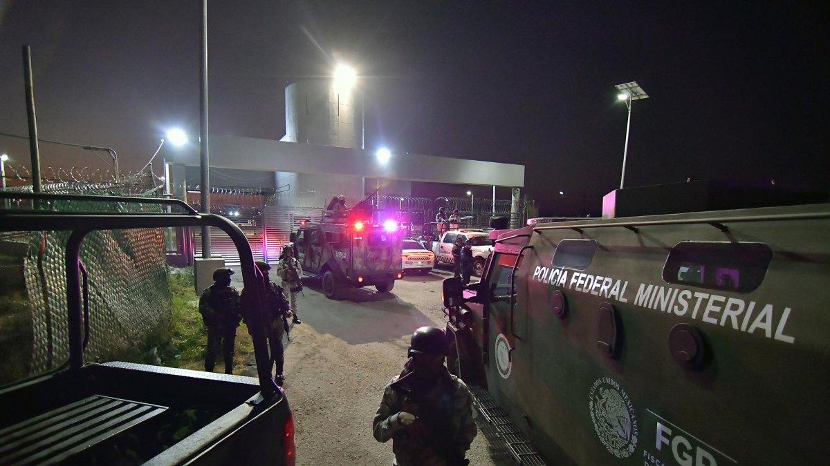 Convoy de seguridad, que vigila el penal del Altiplano, donde se encuentra Ovidio Guzmán, hijo del 'Chapo', en el Estado de México (México).