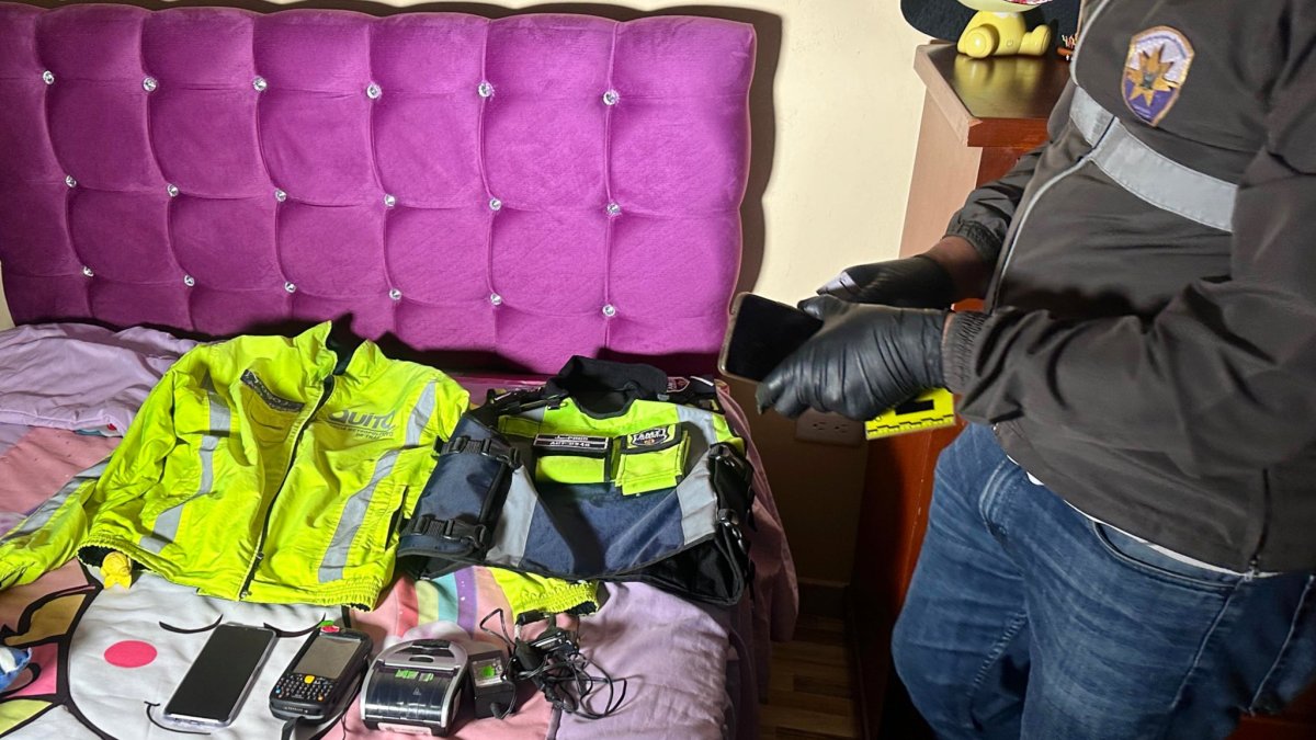 Durante los allanamientos se incautaron dinero en efectivo, teléfonos móviles, computadoras, uniformes, matrículas y licencias de conducir.