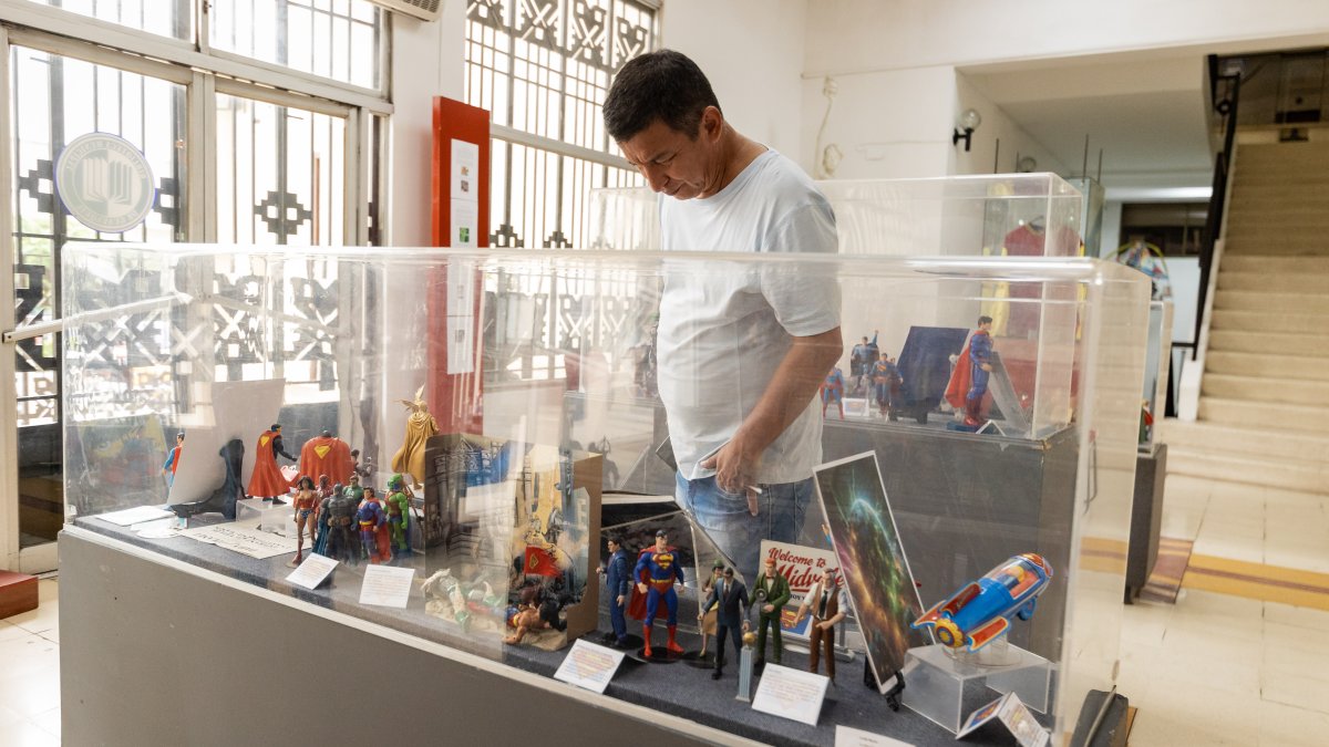 Exposición del universo de Superman y otros personajes de DC Comics.