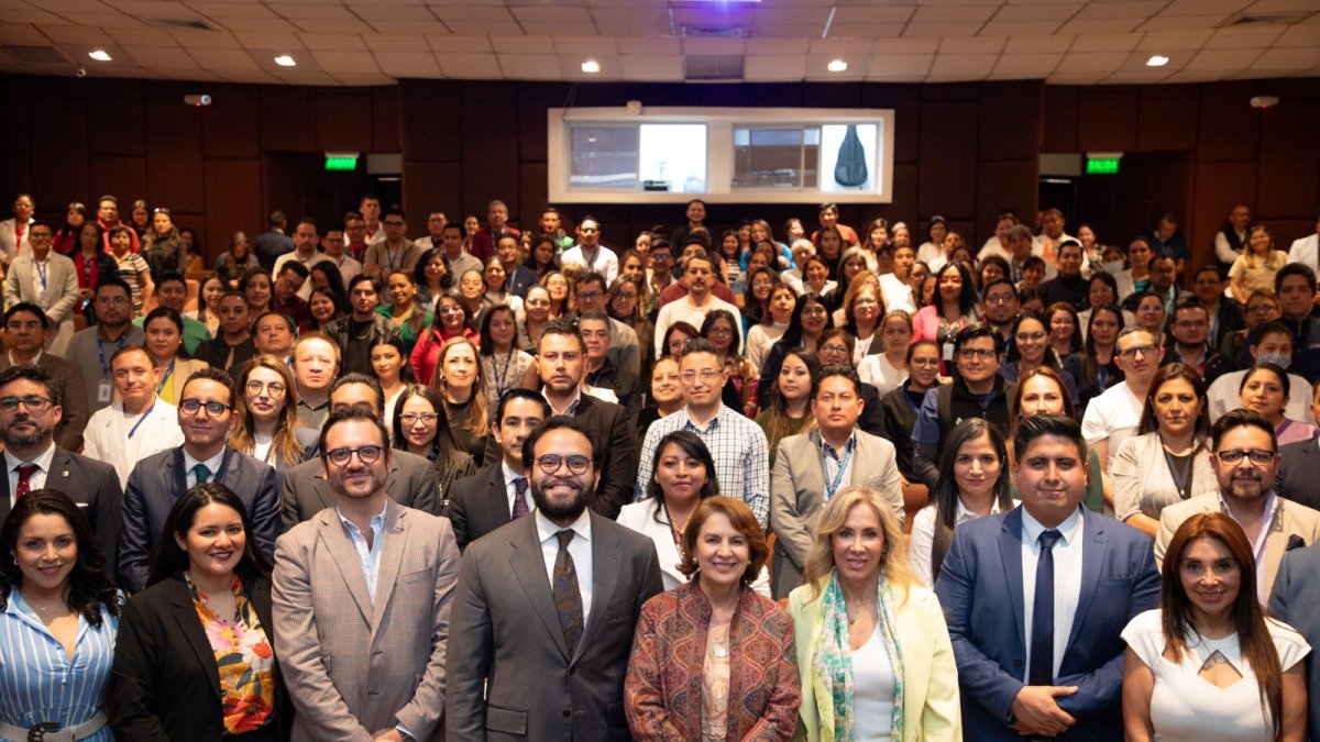 Autoridades del IESS y la UNIR suscribieron el convenio en Quito, con enfoque en educación continua