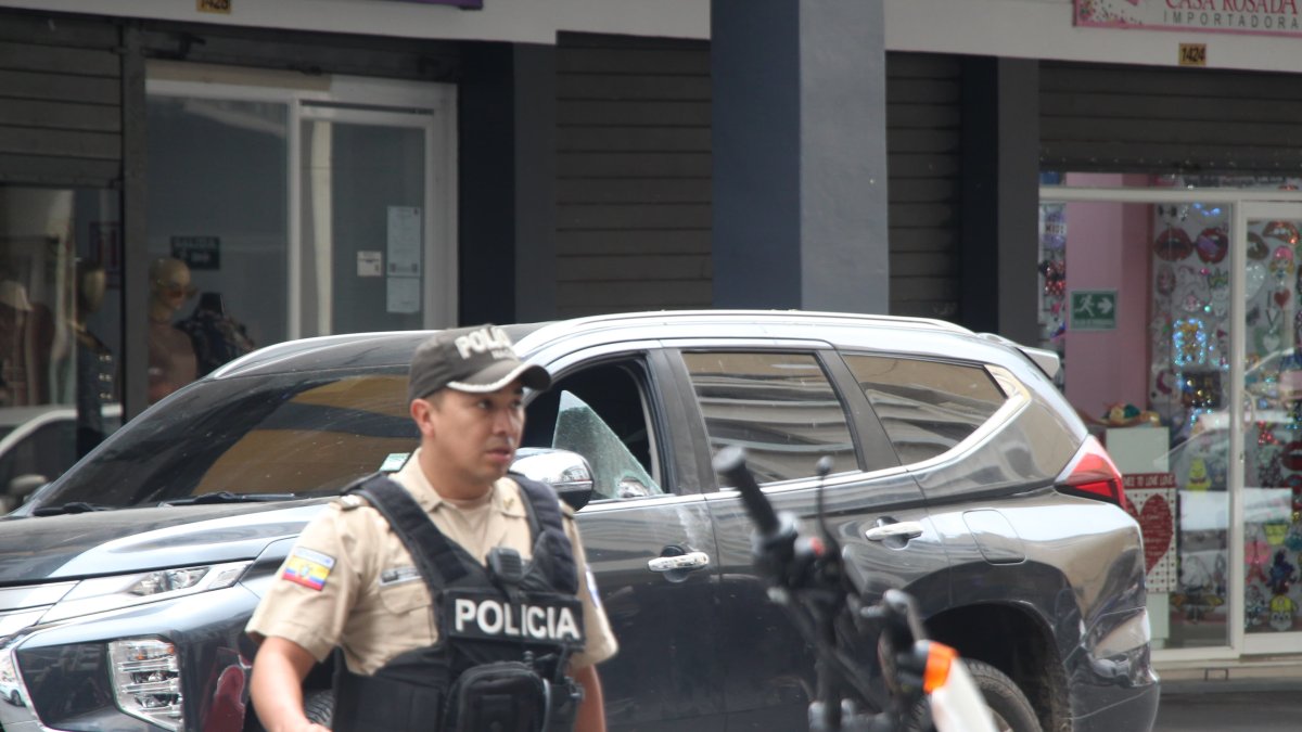 Personal de la Policía Nacional acudió hasta la escena del crimen, en las calles Aguirre y Escobedo, en el centro de Guayaquil.
