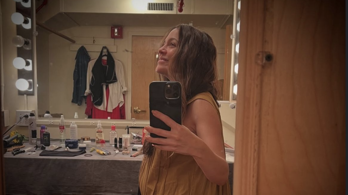 Natalia Lafourcade anunció su embarazo en medio de su gira internacional, desatando aplausos y emoción entre sus fans.