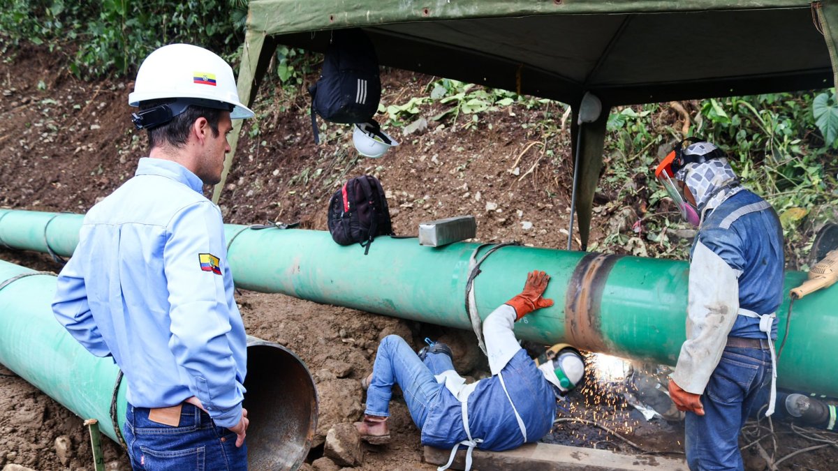 Petroecuador construye una variante del SOTE para restablecer el transporte de crudo.