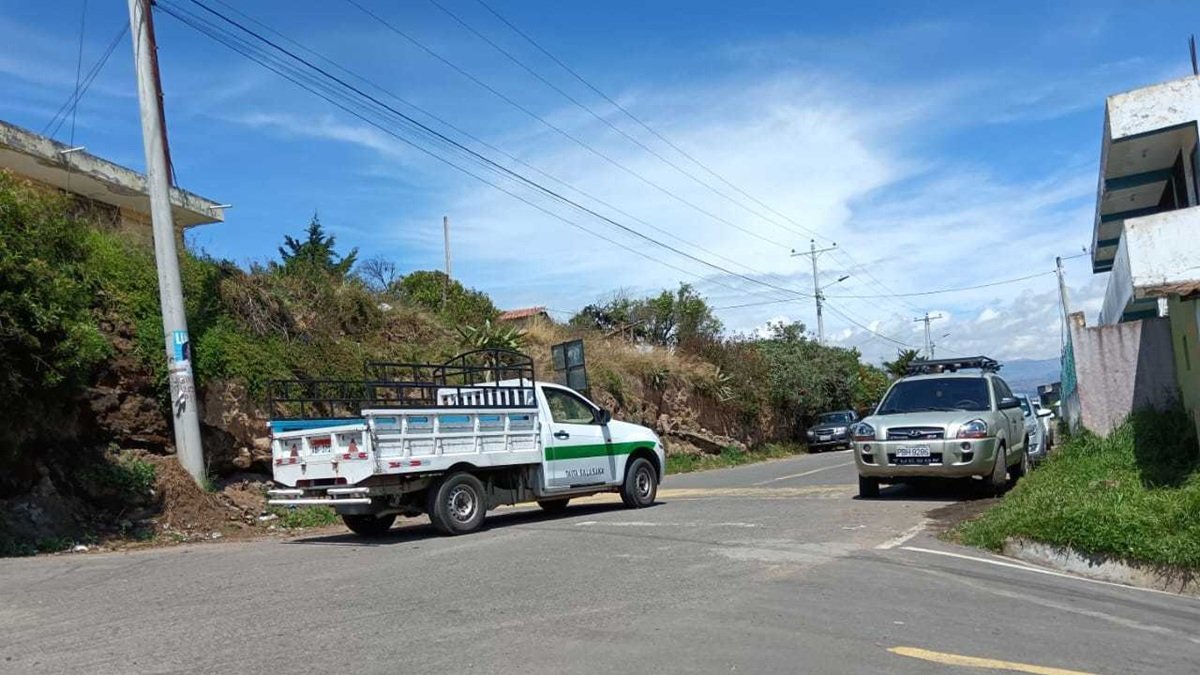 Desplazarse en camionetas es la opción que tiene en la zona rural de Ambato.