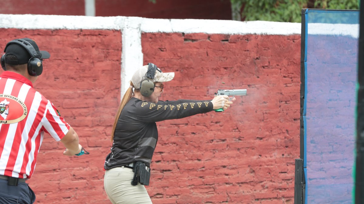 María Victoria Zabala durante uno de los recorridos de las pistas del Club Guayas de Tiro, se del Ecuador Open.
