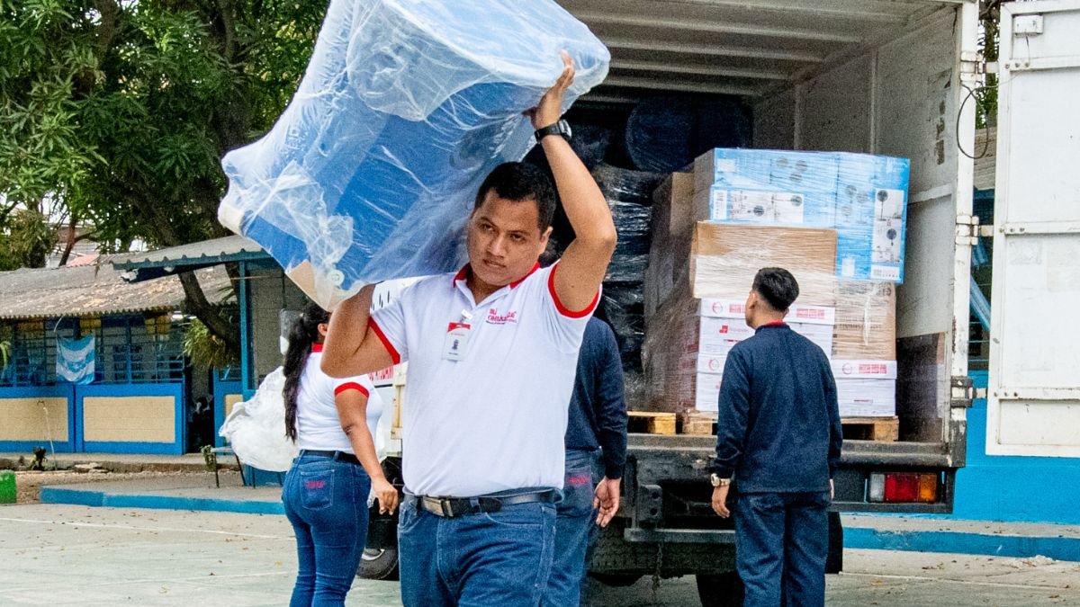 La Corporación El Rosado entregó pupitres, útiles y ventiladores a la Unidad Educativa José Elías Altamirano.