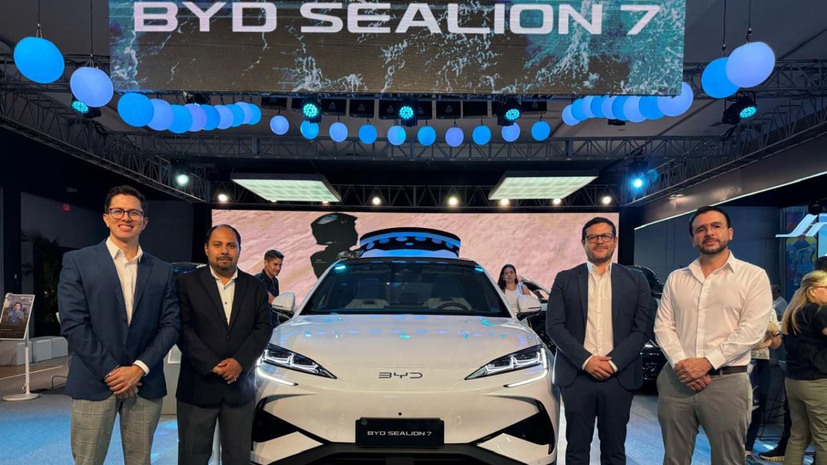 Gerentes de la marca junto al nuevo SUV eléctrico Sealion 7 que fue presentado en el Autoshow 2025.