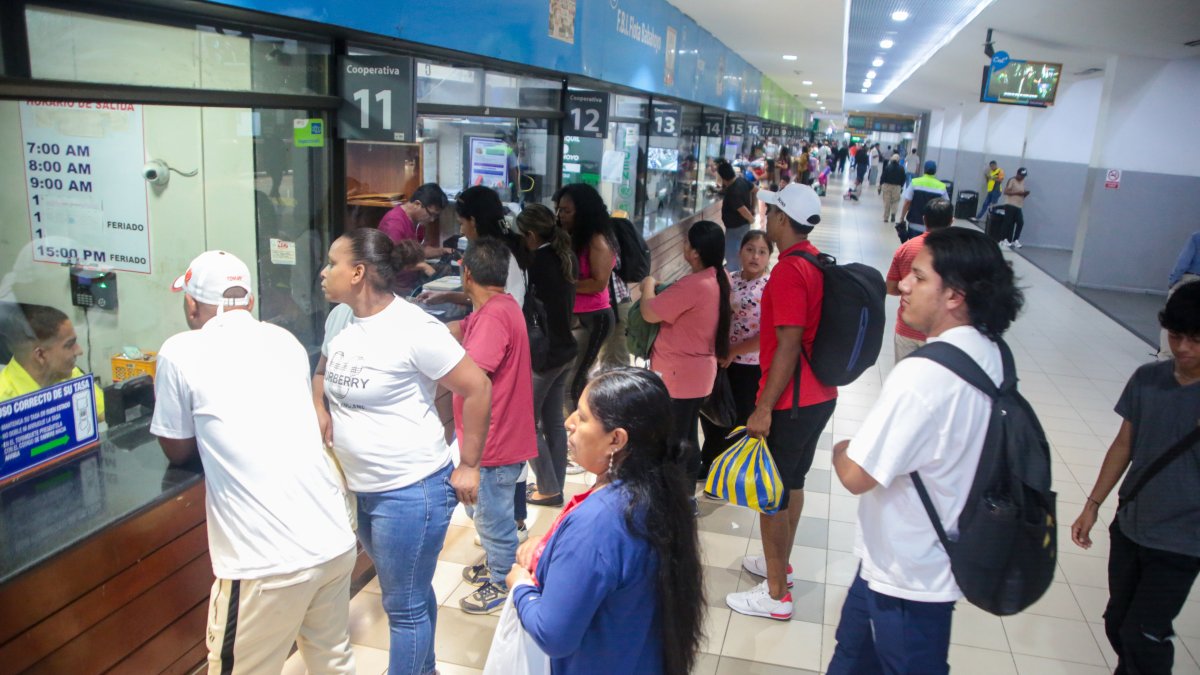 Terminal. Las personas que salen o llegan al país en bus también deben llenar el formulario de viajero.