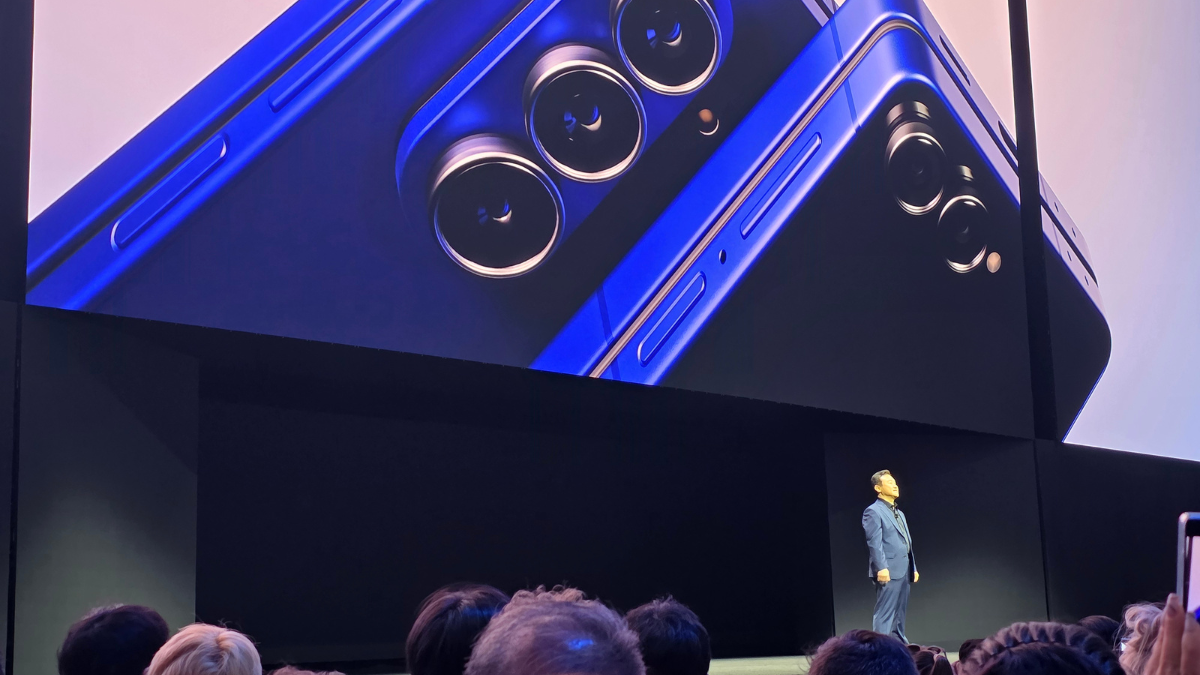 La nueva generación del Z Flip7 incorpora IA y estilo en un formato compacto y elegante.