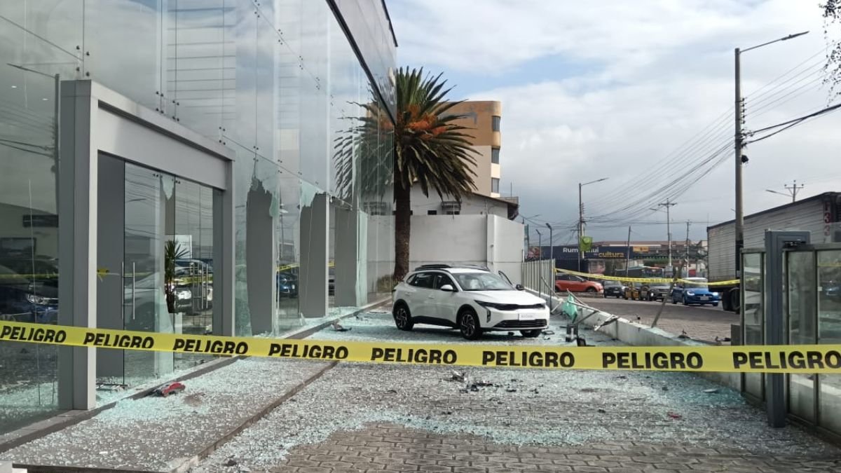 El vehículo que impactó a la concesionaria fue retirado y se colocaron cintas de peligro.