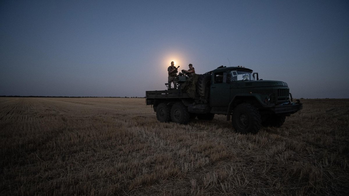 Dos soldados de una brigada de artillería antiaérea del ejército ucraniano escanean su sector en busca de drones Shahed, el 8 de julio de 2025.