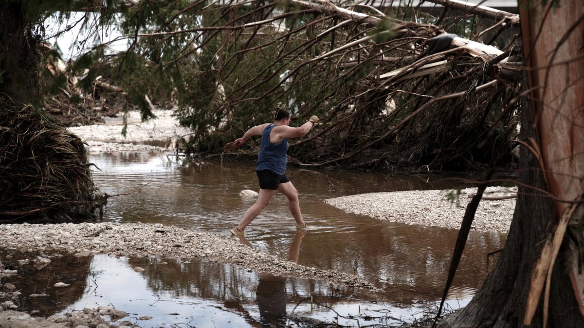Una mujer cruza una sección del río Guadalupe, en Ingram, Texas, el 7 de julio de 2025.