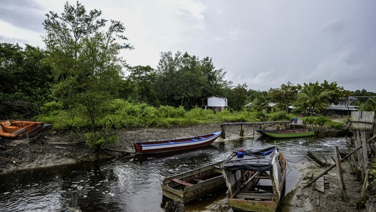 Barcos en la costa del complejo turístico Weg naar Zee en Paramaribo en Mayo de 2025.