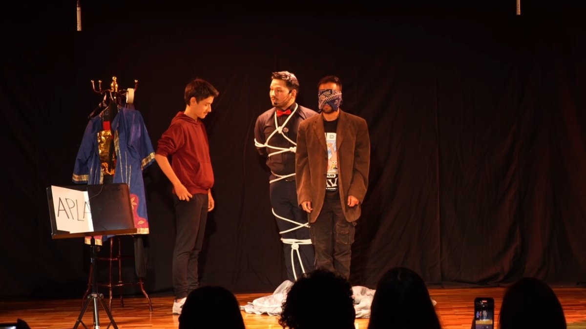 El espectáculo de Omar Hinojosa incorpora magia, comedia, malabares y clown.