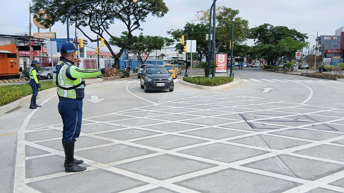 Los vehículos ya cruzan por la intersección divergente tipo diamante ubicada en la avenida Isidro Ayora, en el norte de Guayaquil.
