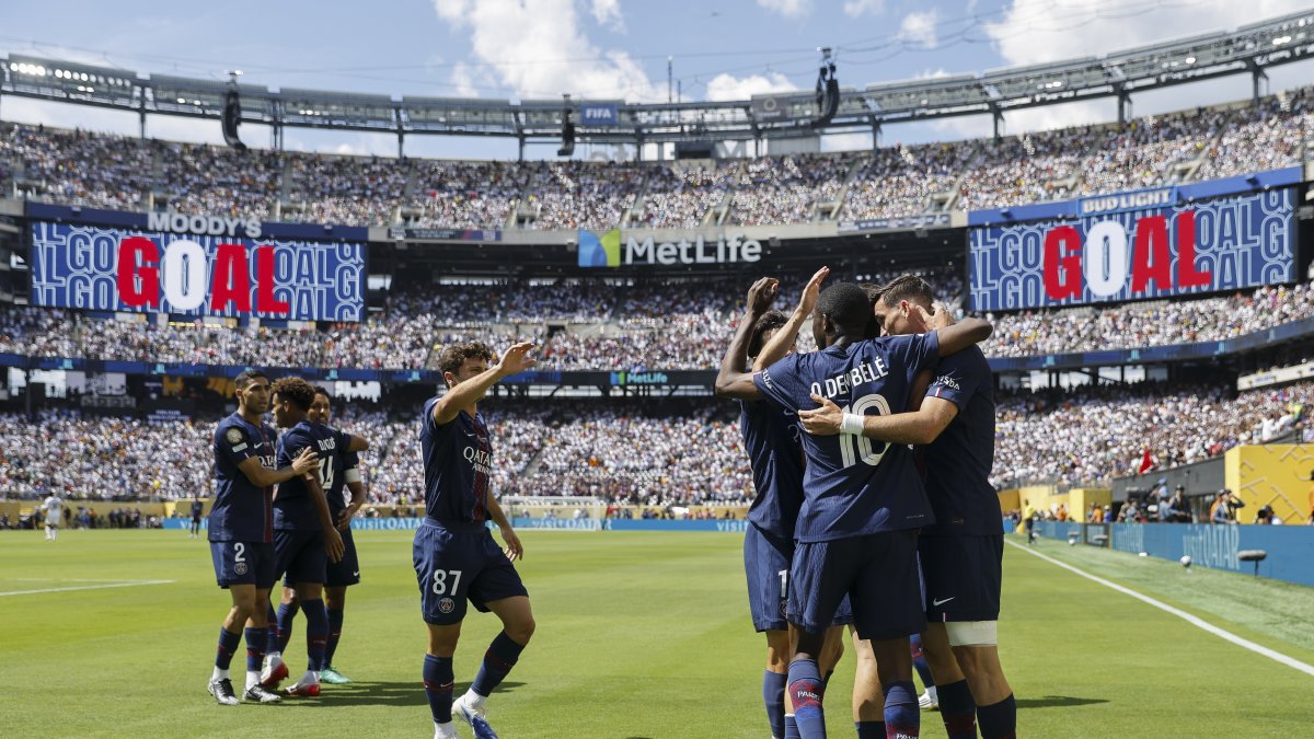 Jugadores de PSG celebran uno de los dos goles de Fabián Ruiz en el 4-0 ante Real Madrid en el Mundial de Clubes