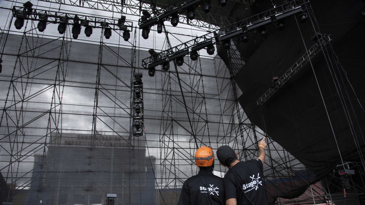 El montaje del escenario concluyó hoy. El recital en la capital será el jueves 10 de julio.