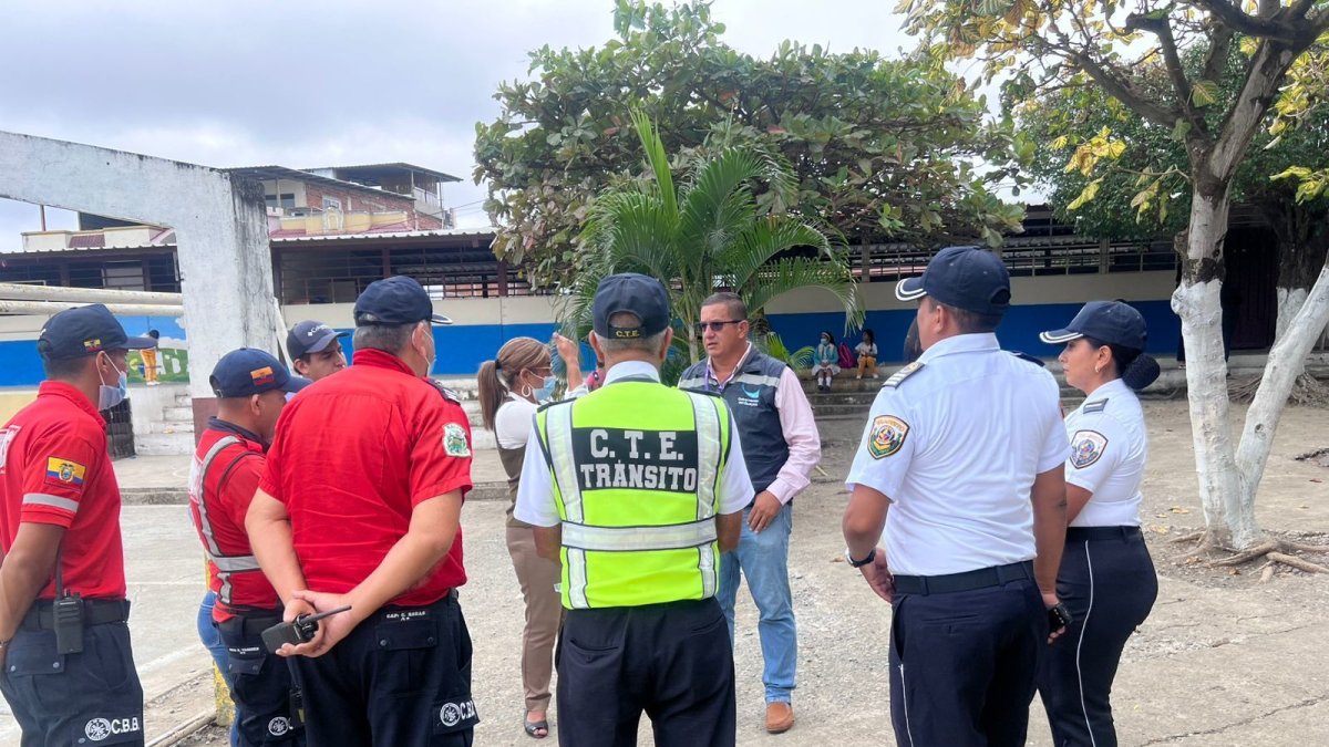 Autoridades de distintos sectores de Balzar acudieron al plantel para investigar qué está pasando.