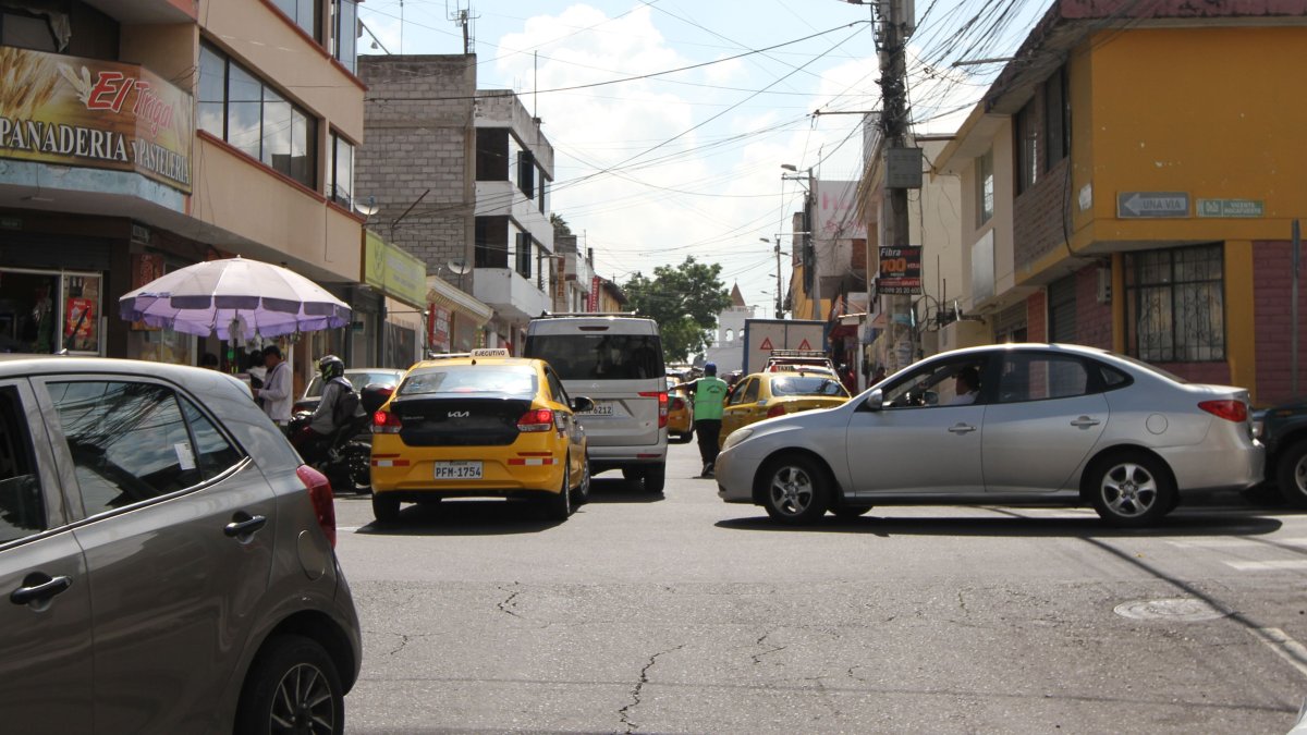 La medida restringe a diario la circulación de vehículos y motos por el último dígito de la placa.