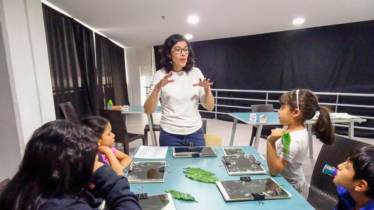 A través de talleres, caminatas y creación de imágenes, las niñas y niños se conectan simbólicamente con el agua.