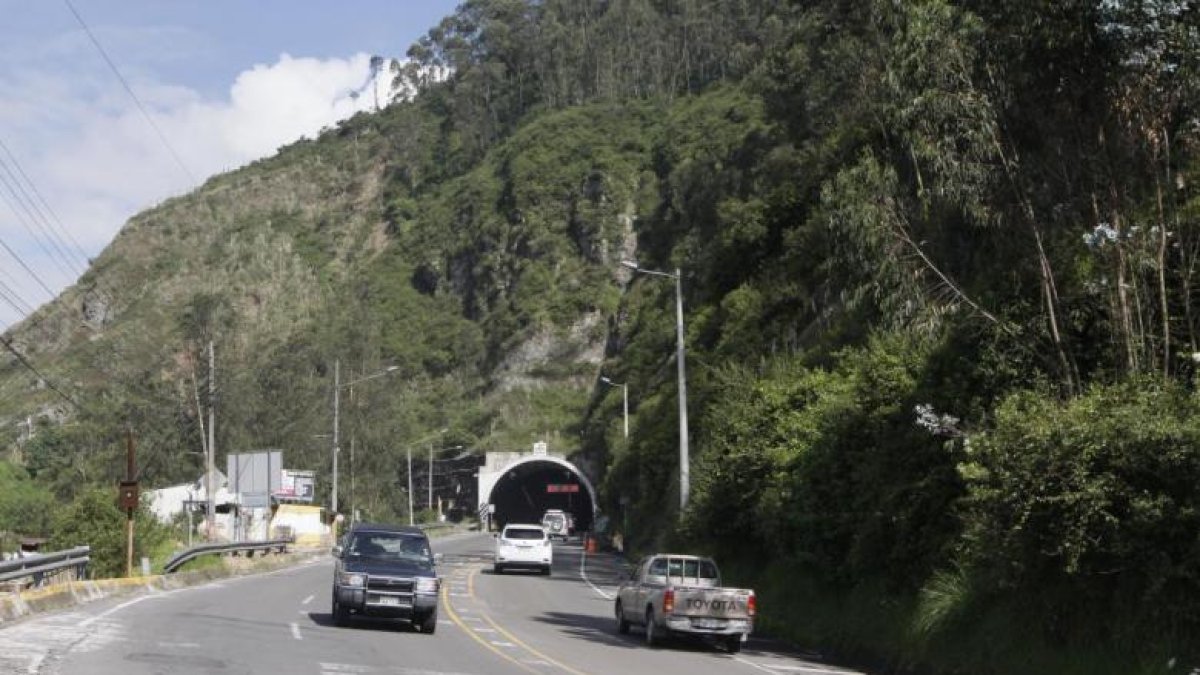 Cierre temporal de la av. Oswaldo Guayasamín por trabajos nocturnos.