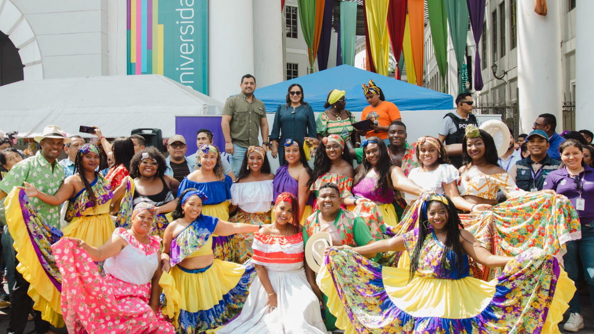 Grupos de danza afroecuatoriana se presentaron frente a decenas de asistentes en la Plaza de la Administración.