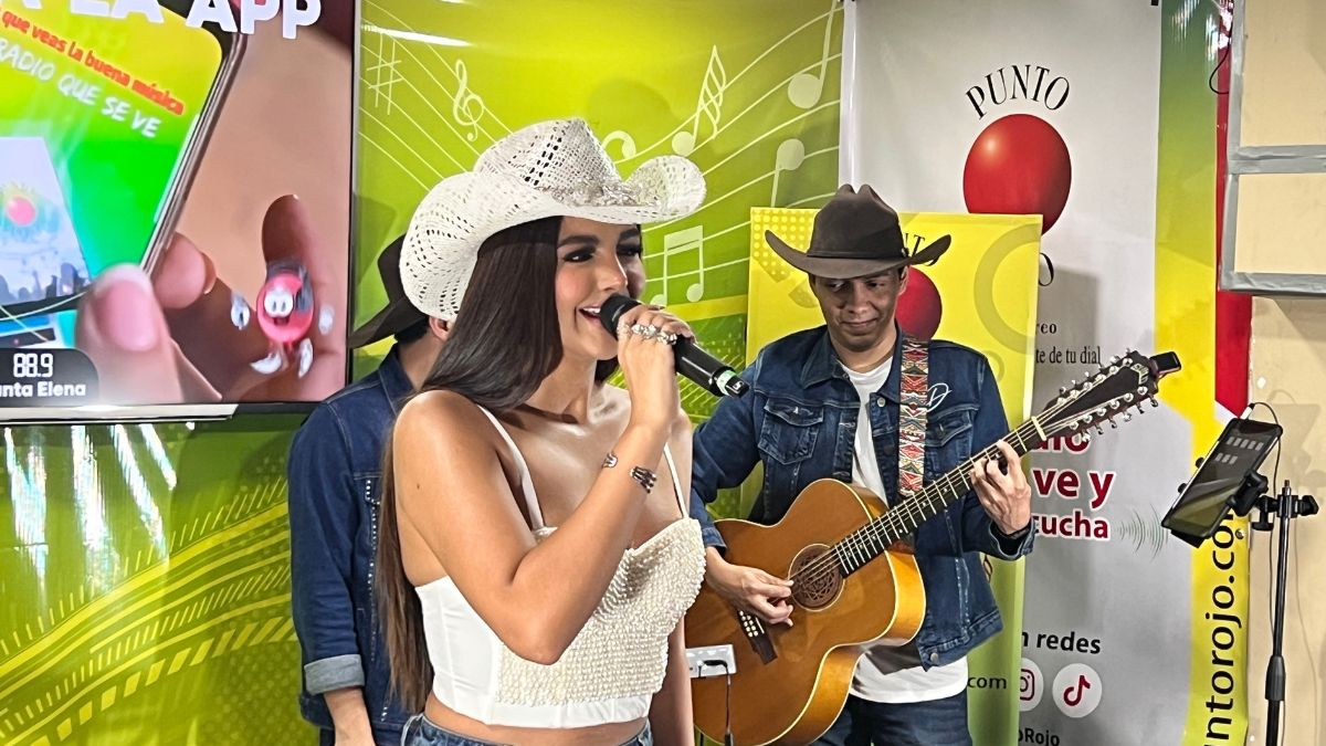 Dayanara Peralta durante su concierto íntimo en Radio Punto Rojo, en Guayaquil.