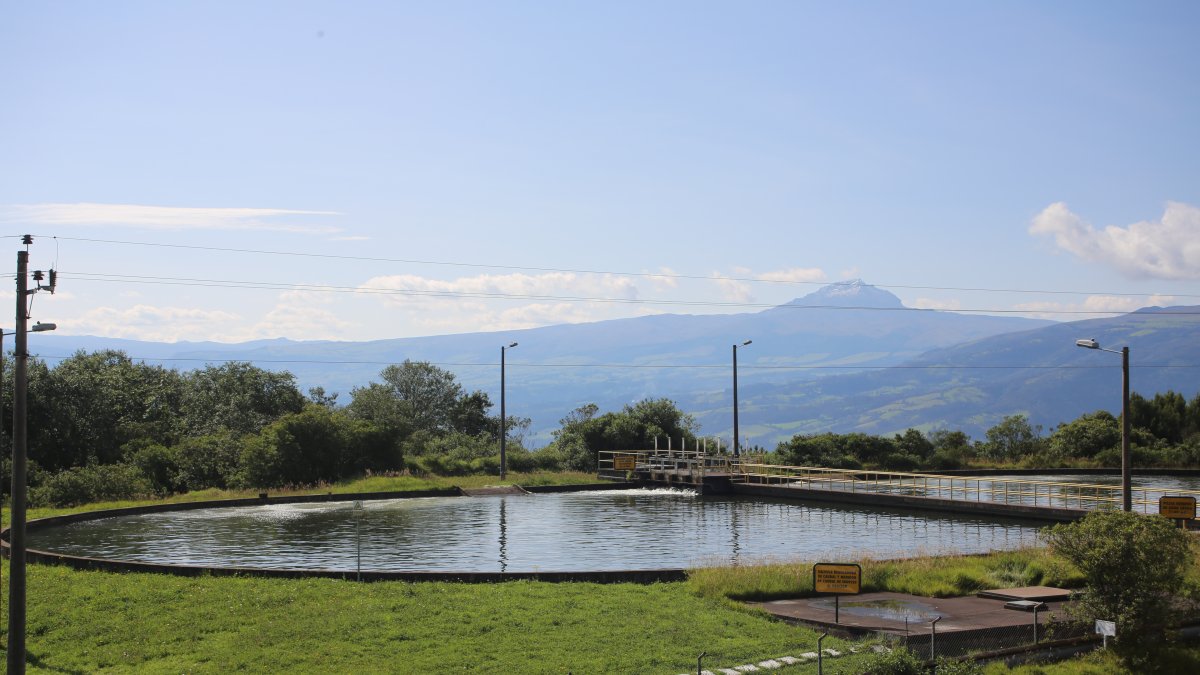 Un daño en la línea de conducción del sistema Mica-Quito Sur interrumpió el servicio de agua potable en siete barrios del sur de la ciudad.