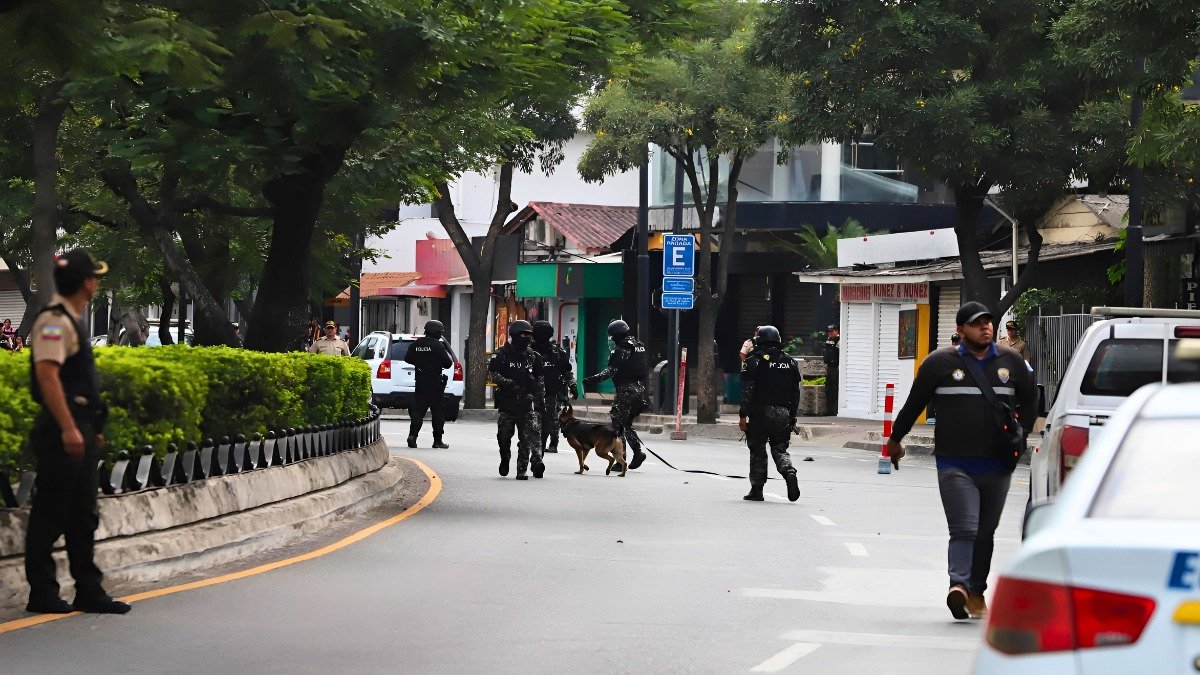 Agentes policiales realizaron una detonación controlada la tarde del miércoles 9 en la avenida Víctor Emilio Estrada, en Urdesa, norte de Guayaquil.
