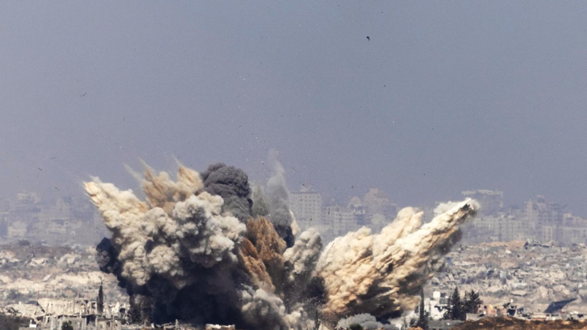 Humo se eleva tras un ataque aéreo israelí en el norte de la Franja de Gaza, el jueves 10 de julio de 2025.