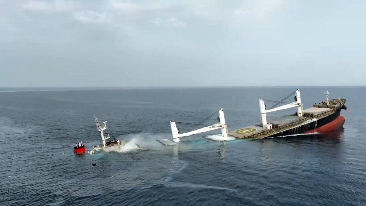 Granelero con bandera liberiana, Eternity C, hundiéndose después de ser atacado en el Mar Rojo frente a Hodeidah, Yemen, el 7 de julio de 2025.