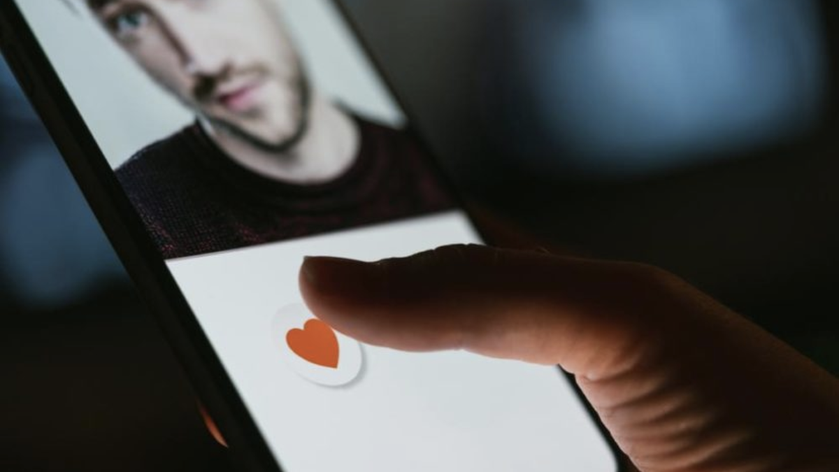 Cada vez más jóvenes de la Generación Z optan por conocer personas en espacios reales en lugar de usar apps de citas.