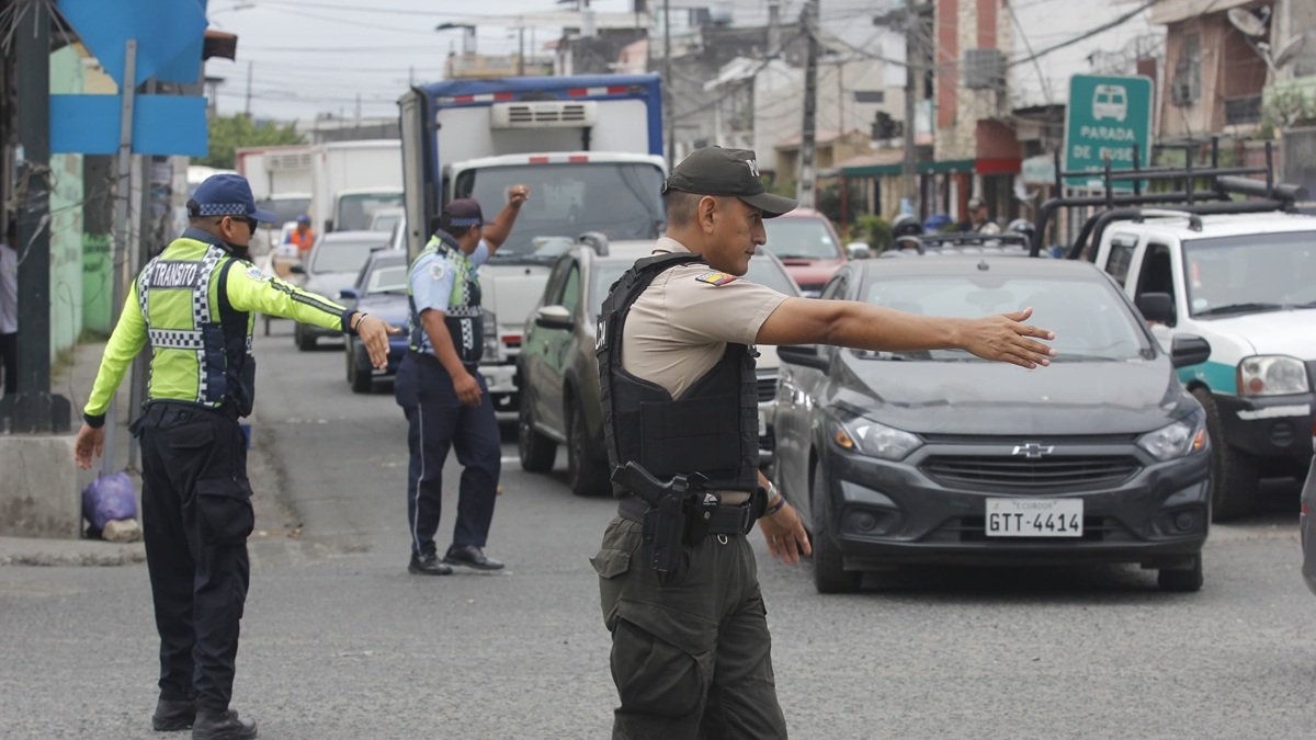Agentes policiales y de la ATD controlaron el tránsito en la avenida Samuel Cisneros, en Durán, la mañana de este jueves 10 de julio.