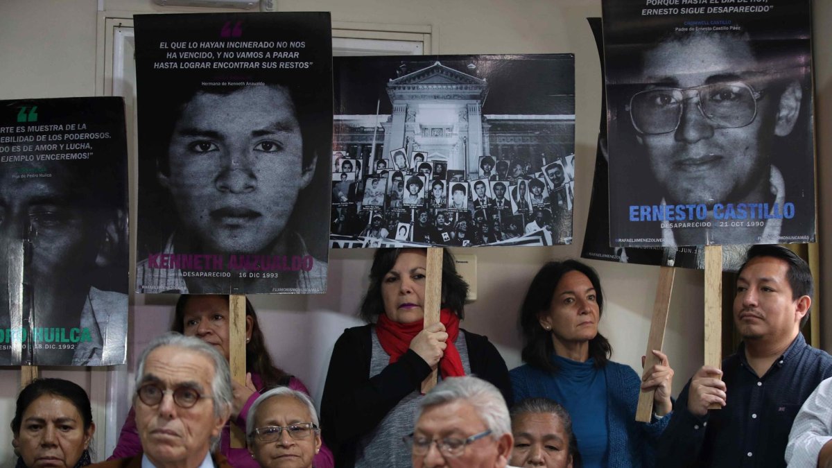 Familiares de las víctimas de la época del terrorismo asisten a una rueda de prensa este jueves, en Lima (Perú).
