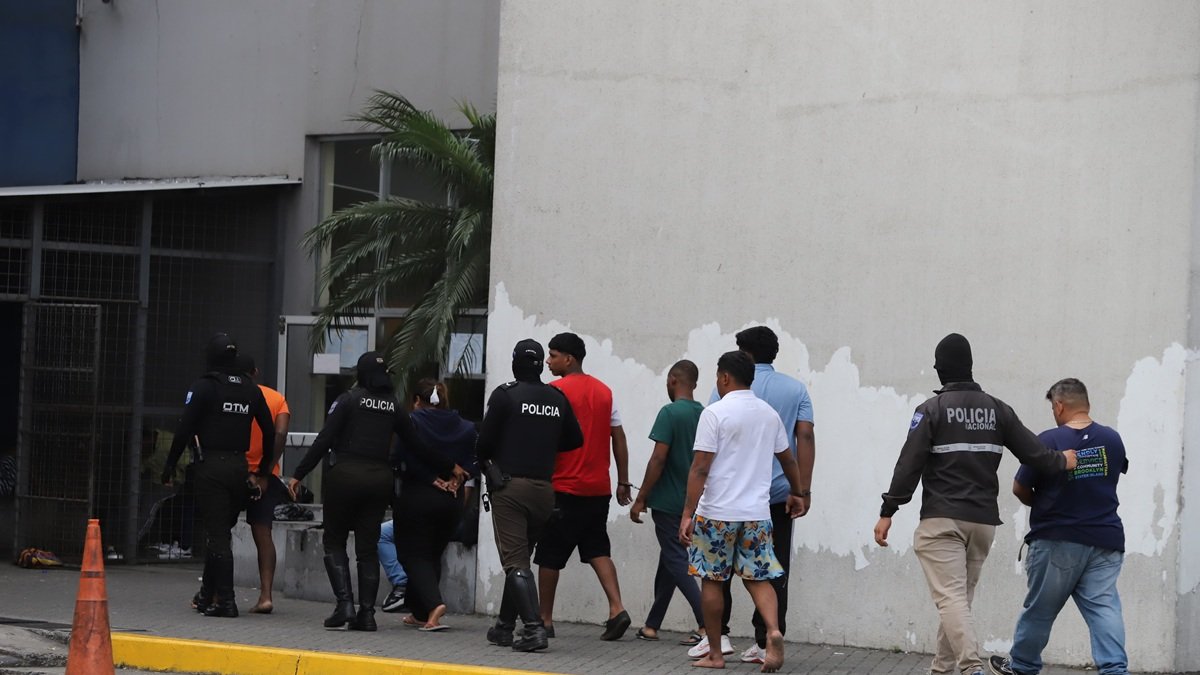 Seis personas fueron detenidas al estar acusadas de extorsionar al propietario del restaurante Rukito.