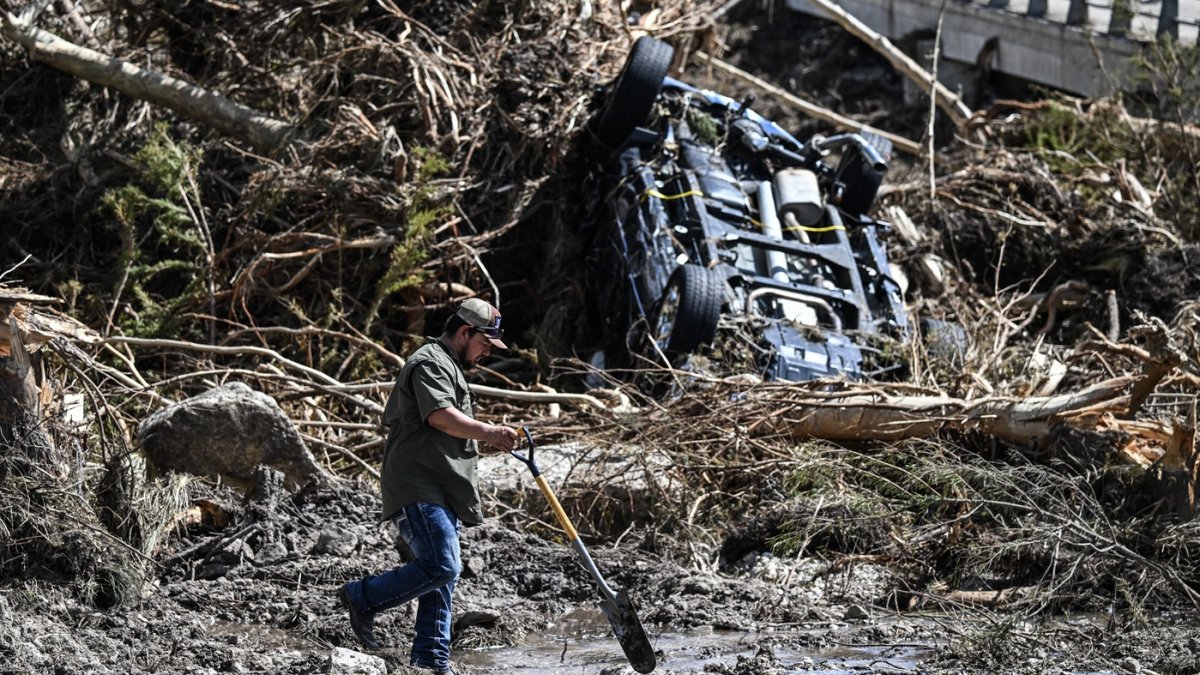 Familiares y amigos de Alicia Olvera, una mujer que sigue desaparecida después de que su esposo fuera encontrado muerto, realizan una búsqueda para localizarla cerca del río Guadalupe.